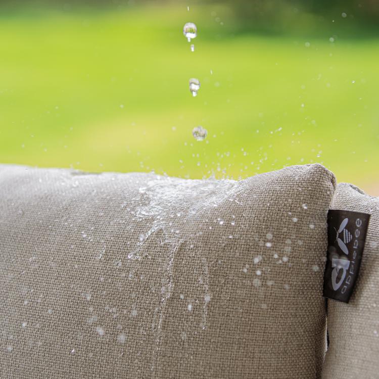 Waterdruppels stuiteren van een BEE WETT® kussen af