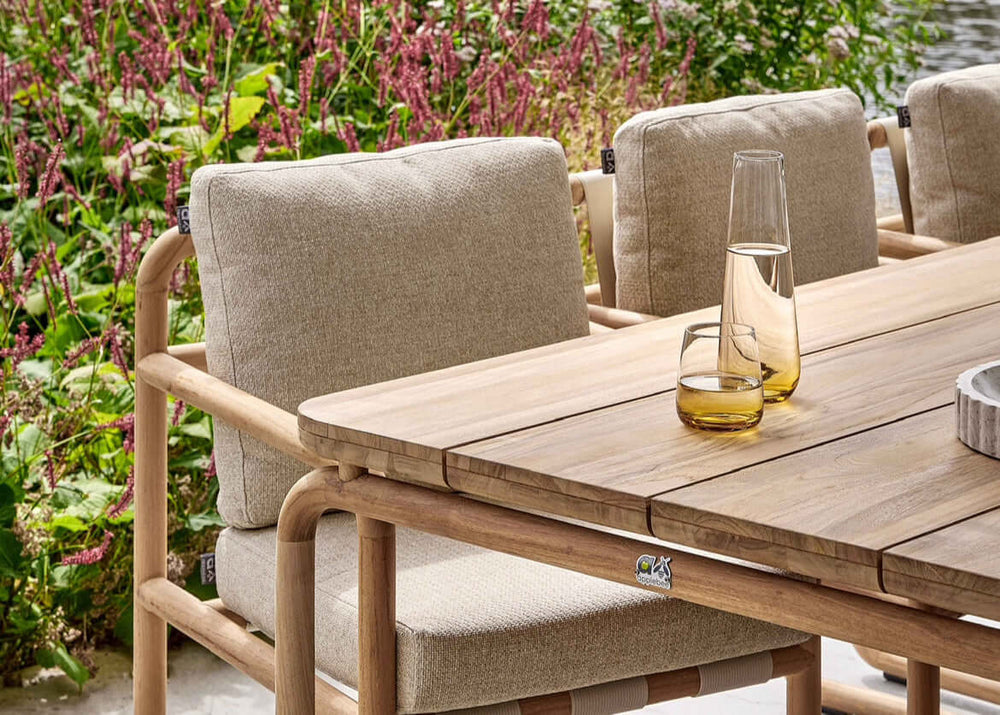 Apple Bee Dolce teak tuinset in de tuin