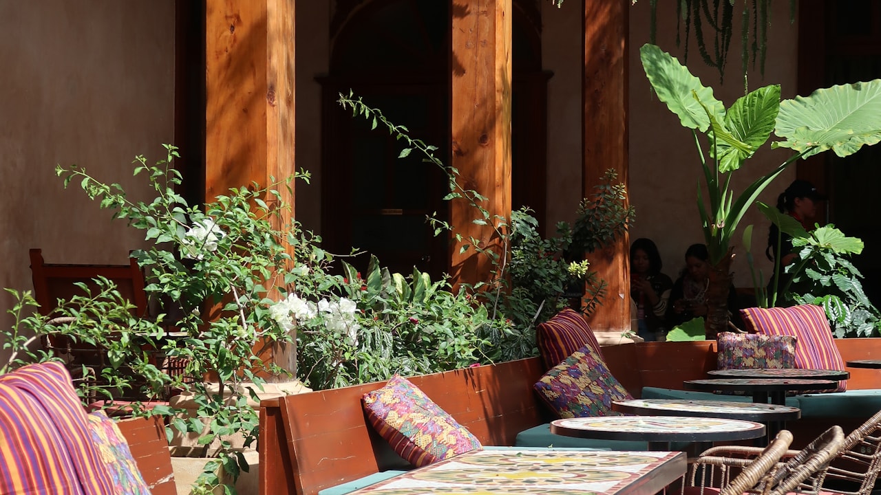 Bohemian tuin inrichten: vrije sfeer met kleur en textuur