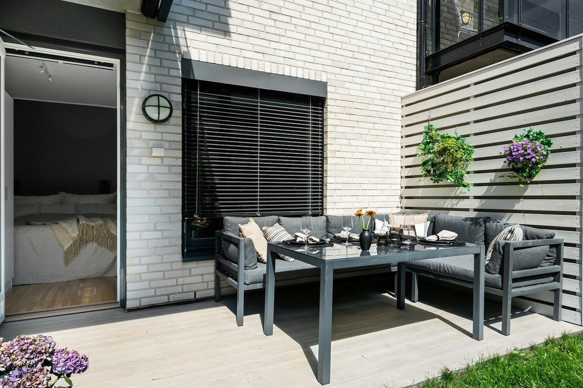 Buiten woonkamer inrichten: tips voor een sfeervol terras