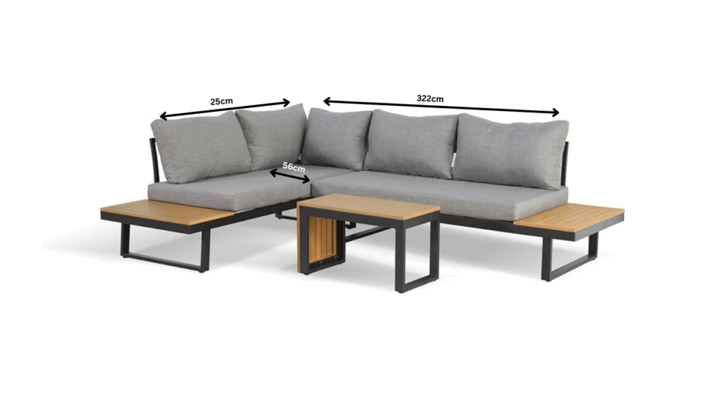 Hoek loungeset van Boender Outdoor met grijze kussens, zwart metalen frame en houten details, inclusief salontafel. Afmetingen staan aangegeven
