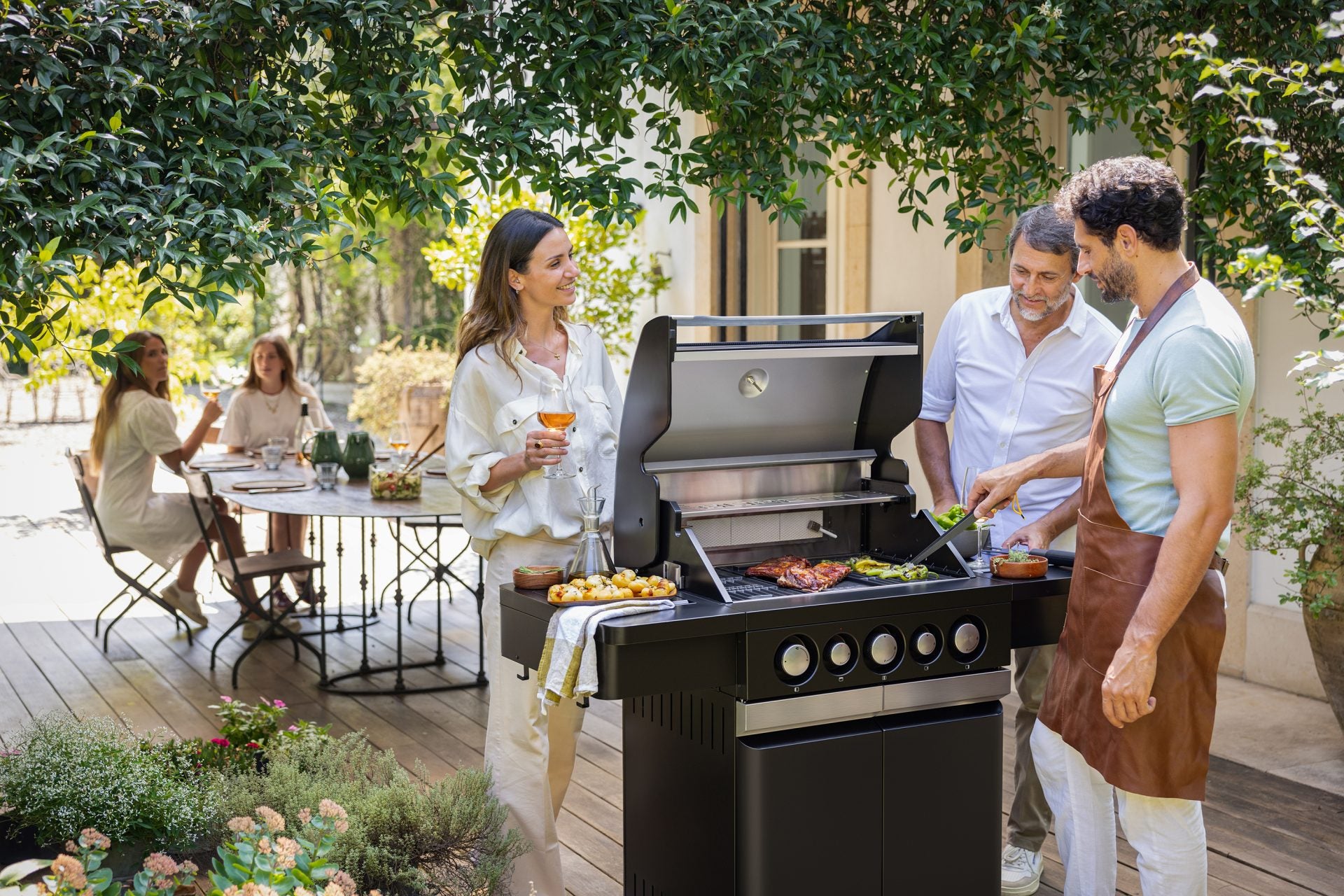Gezellig samen koken en genieten bij een ingebouwde Boretti gasbarbecue in de buitenkeuken