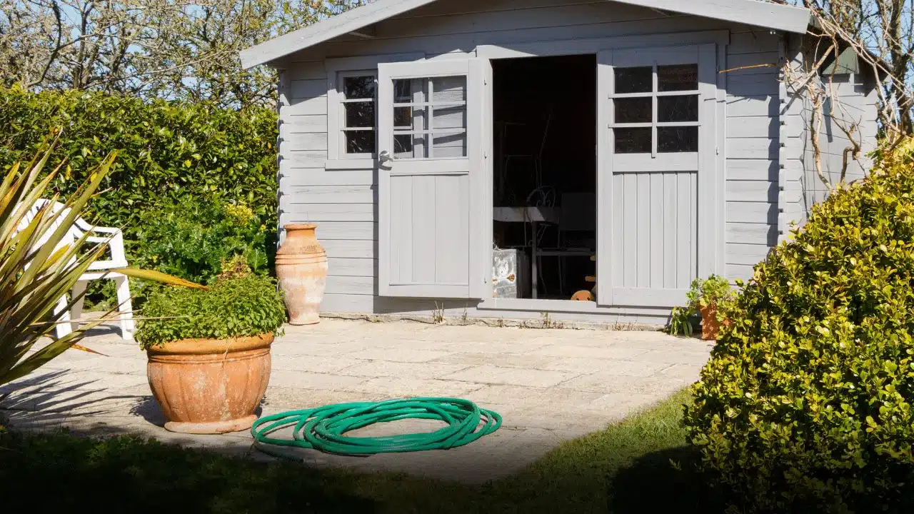 Groene aanslag verwijderen terras | Tips en stappenplan