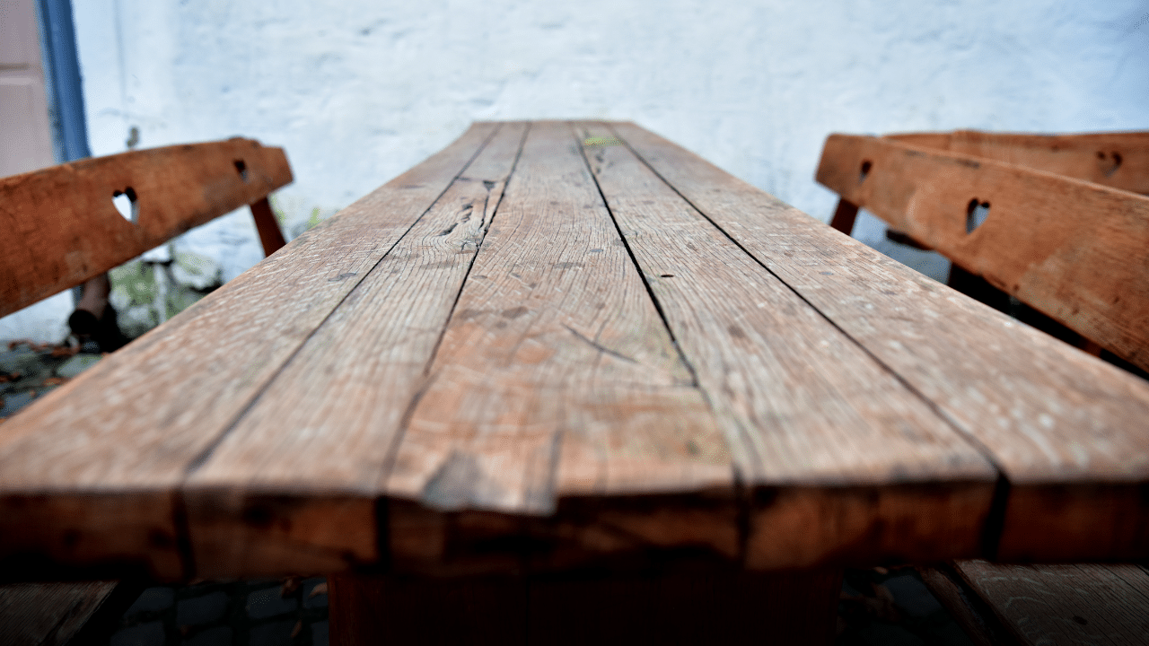 Hoe lang gaat een houten tuintafel mee?