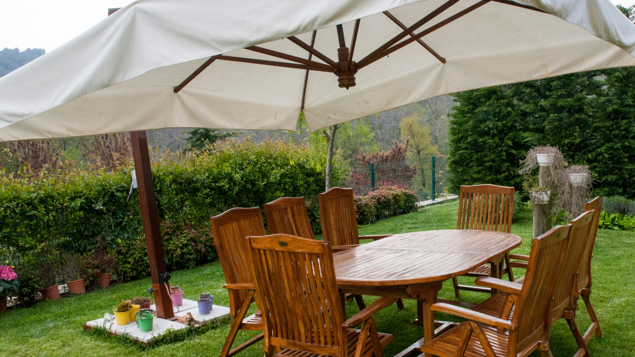 Kun je een parasol in de regen laten staan