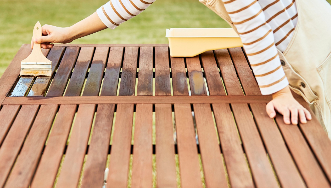 Houten tuintafel schoonmaken: Zo doe je dat