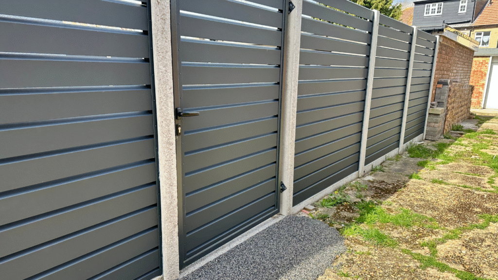 Onderhoudsvrije aluminium tuinschutting met geÃ¯ntegreerde poort