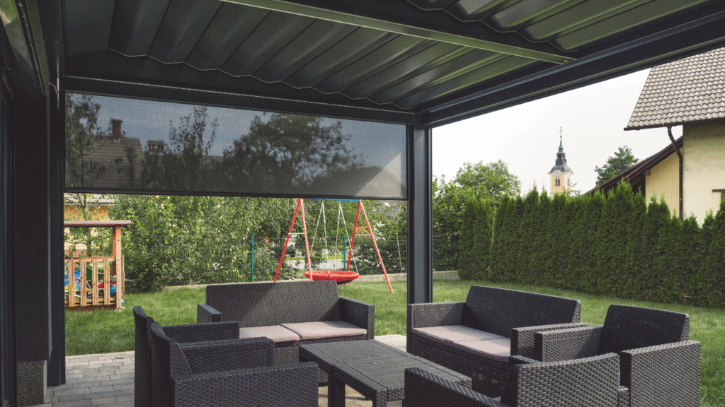 Overdekte tuinlounge met zonnescherm en gevlochten loungeset