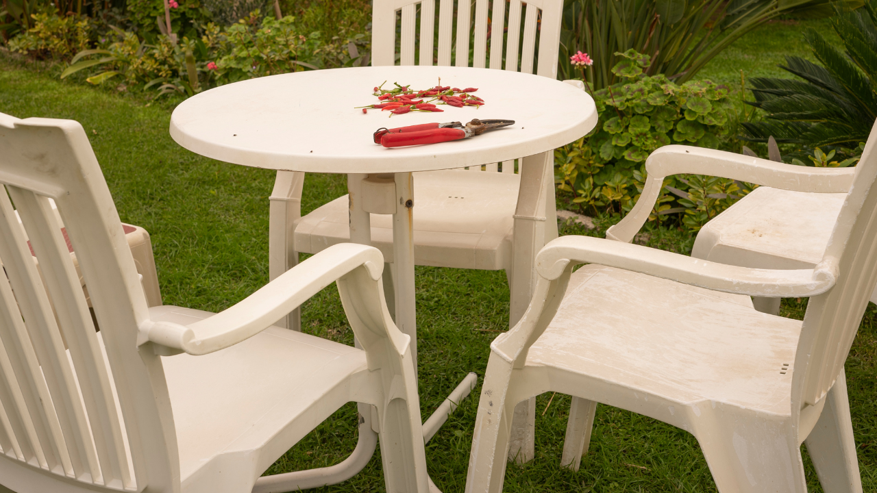 Kunststof tuinmeubelen schoonmaken en onderhouden