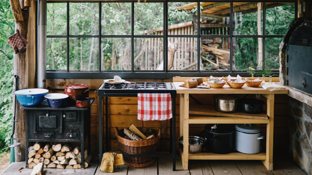 rustieke buitenkeuken met houtfornuis en houten werkblad in bosrijke omgeving