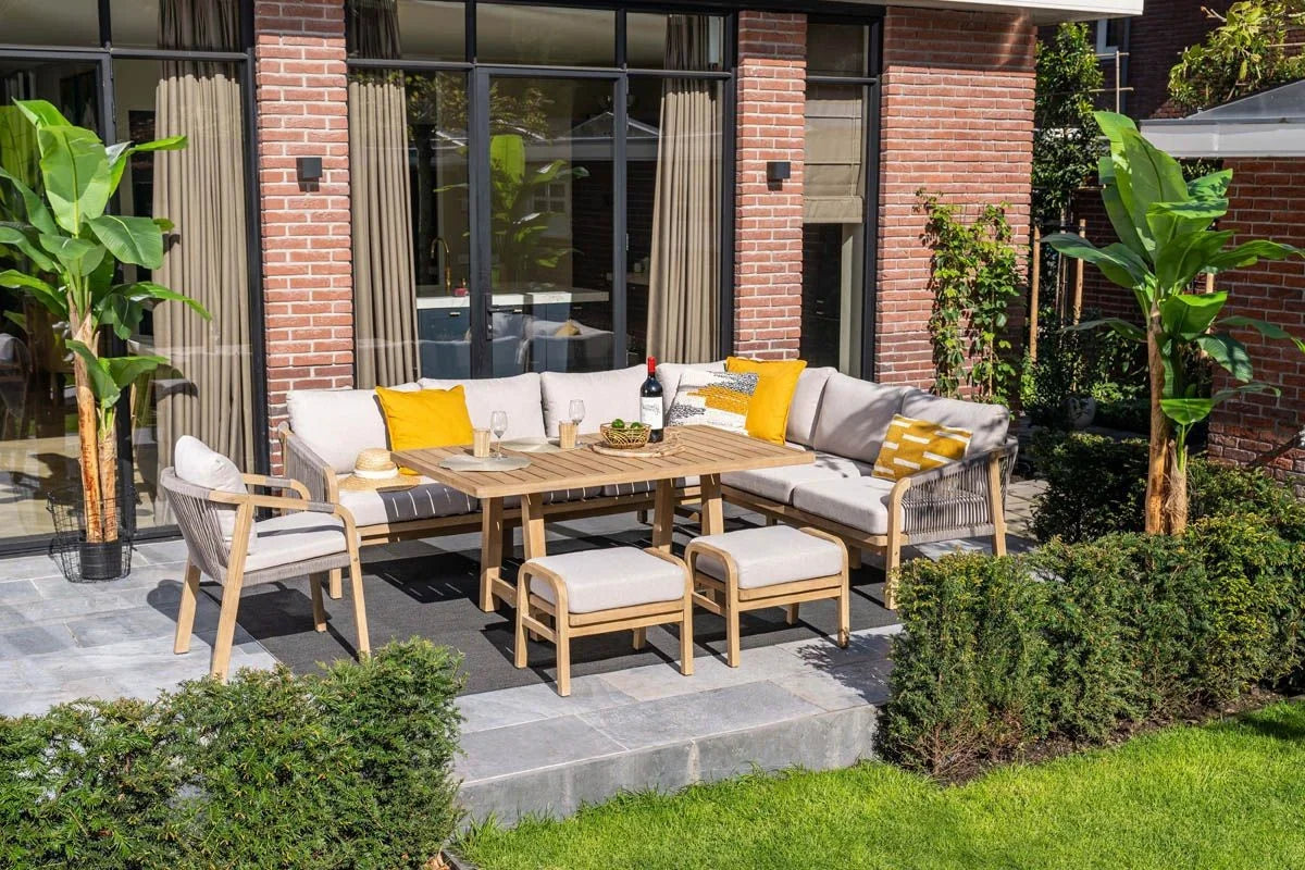 Lounge dining set buiten in vroege ochtend