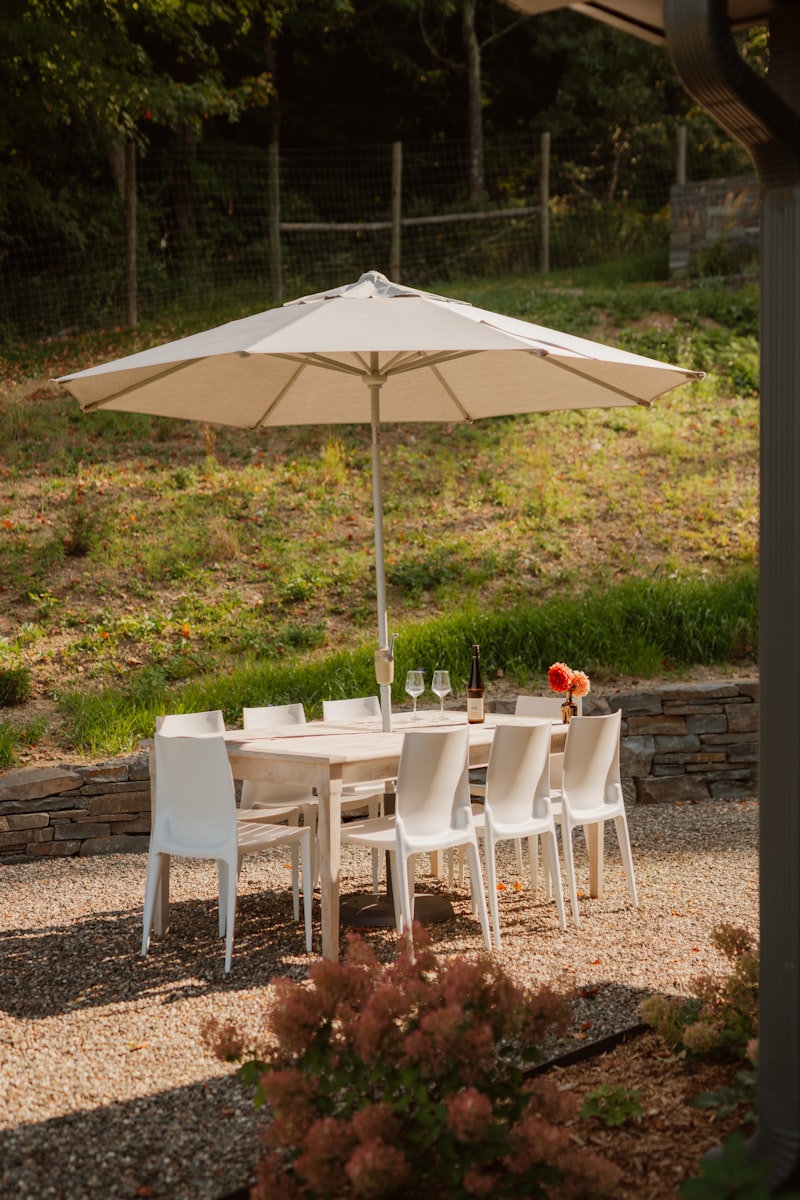 Parasol avec pied en set complet dans le jardin