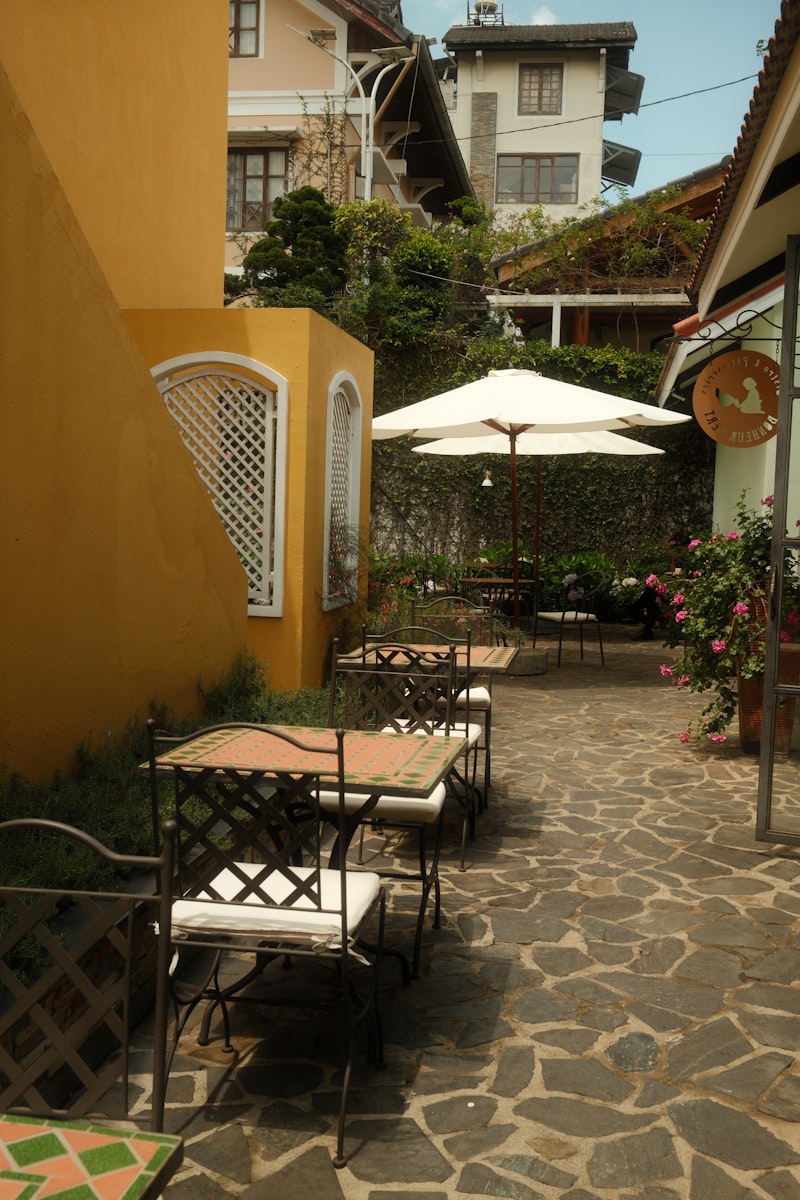 Parasol avec pied sur une terrasse