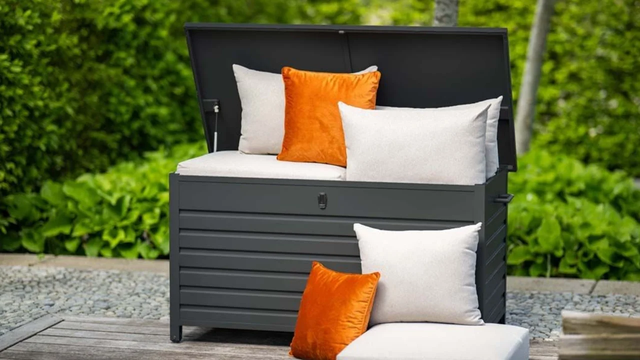Boîte de rangement noire avec coussins de jardin sur la terrasse